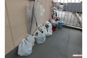 容疑者の自宅マンション前には空き瓶などのゴミ袋が並ぶ