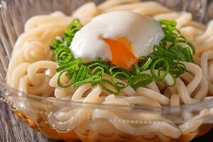 「ツルッともっちり！ 冷しぶっかけ温たまうどん」（写真：セブンｰイレブン）