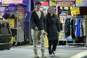 東京郊外にある『ドン・キホーテ』で婚約者と買い物を済ませた木村一八('23年11月17日)