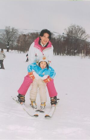 愛子さま3歳のとき。雅子さまとご一緒にスキーを楽しまれて。写真／宮内庁提供