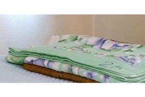 玄関マット枕の作り方（2）その上にタオルケットを折って重ねる。タオルケットの畳み具合を調整して自分の体格に合った高さにする（写真提供／16号整形外科）