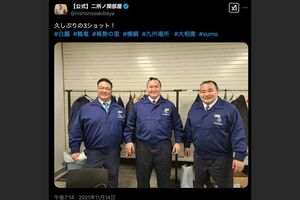 笑顔を寄せる二所ノ関親方、宮城野親方、元鶴竜こと音羽山親方（二所ノ関部屋公式Xより）