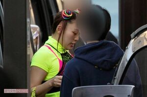 バラエティー番組のロケに臨むフワちゃん。打ち合わせ中は真剣な表情(2021年)