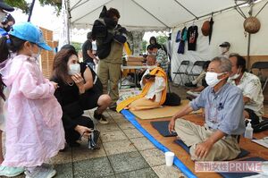 ハンストの場には前参院議員の糸数慶子さんの姿も。さまざまな人が表敬訪問した　撮影／渡瀬夏彦