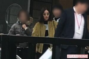 上演後、楽屋口から送迎車に乗る石原。この後、サングラスをはずし車の窓を開けてファンに挨拶していた