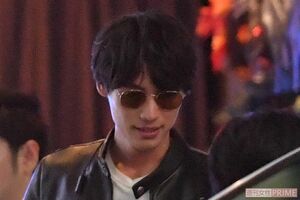 笑顔でスタッフと挨拶を交わし、店の正面玄関から事務所の車に乗り込む福士