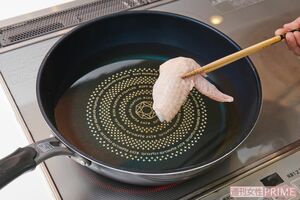 170度に熱した油に、手羽先をそのまま重ならないように入れる　撮影／山田智絵