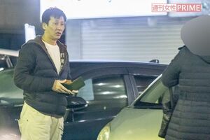 東京郊外にある居酒屋で婚約者とディナーを楽しみ、車に乗り込む木村一八（'23年11月17日）