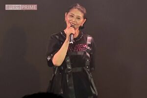 2025年9月14日の深夜、新宿二丁目のゲイクラブで自身の人気曲を熱唱する小泉今日子