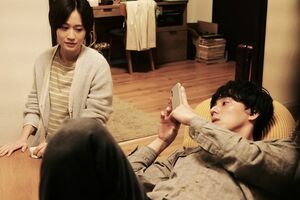 5年間同棲している裕一（藤ヶ谷）と里美（前田）だったが……　(C)2022映画『そして僕は途方に暮れる』製作委員会