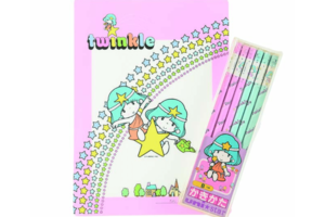 下敷き・かきかた鉛筆(三菱鉛筆)ファンシーグッズだけでなく、おもちゃや洋服、絵本などが展開されるほど支持された。「実は'18年に版権を管理する会社ができ、新たなグッズも販売されたんですよ」