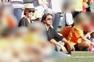 2018年に娘の運動会に訪れた森田剛と宮沢りえ。森田は拍手を送るなど、娘を必死に応援