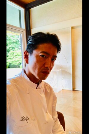 「回想シーンの撮影中」という中国語と一緒に、第1話のオフショットを投稿した木村（本人のweiboより）