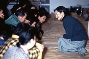 阪神・淡路大震災の避難所で膝をついて被災者を励まされた('95年1月)