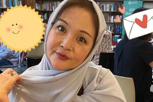 スカーフを巻いた泰葉（公式ブログより）