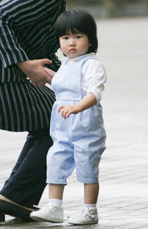 '03年8月(1歳)那須御用邸から帰京される、那須塩原駅にて。オーバーオール風ファッションで、よちよちと歩かれたり、雅子さまに抱っこされたり(撮影/JMPA)