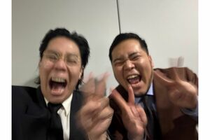 M-1グランプリ2連覇を報告した『令和ロマン』の高比良くるま（左）と松井ケムリ（高比良くるまの公式Xより）