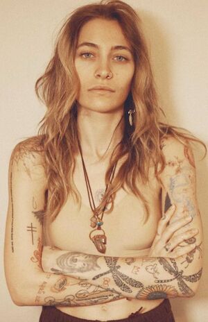 両腕や胸元までびっしりタトゥーが入ったパリス・ジャクソン(本人インスタグラムより)