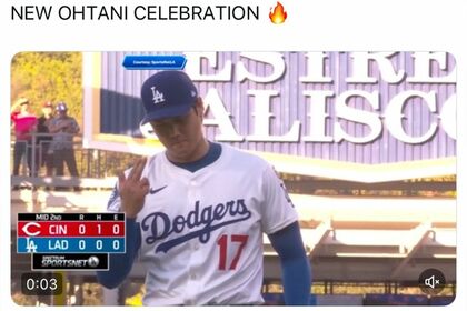 日本時間2025年8月28日、大谷翔平が“フィンガーガン”を披露(『ドジャース・ネーション』のXより)
