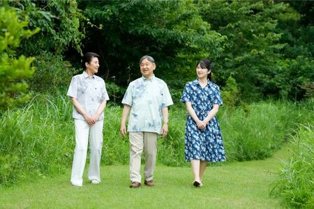 夏の恒例、静養のため那須御用邸へ。ご一家そろって敷地内を散策し、穏やかなひとときを過ごされた
