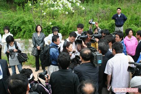 除幕式で韓国メディアに囲まれてインタビューに応える黒田