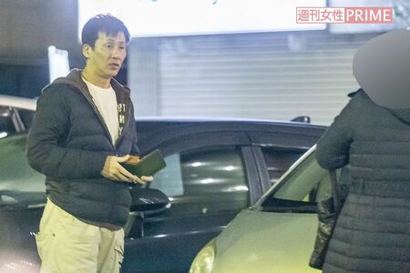 東京郊外にある居酒屋で婚約者とディナーを楽しみ、車に乗り込む木村一八('23年11月17日)