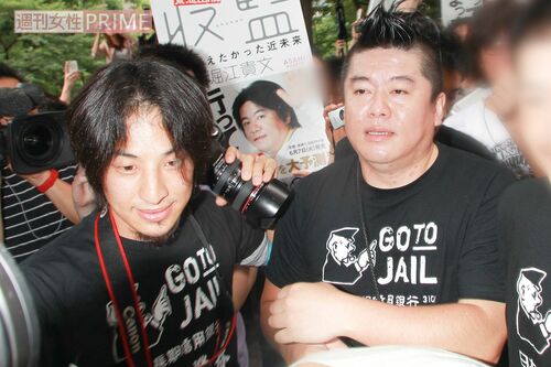 ライブドア事件で収監される直前の堀江氏には、ひろゆき氏がピタリと横に（’11年）