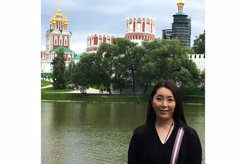 海外旅行を楽しむ平沼容疑者（SNSより）