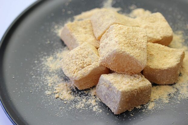 マダムのわらびもち／1296円。マダムシンコ初の和スイーツ。食べやすくカットされた状態にきな粉がまぶされているものの、さらにきな粉が別添えされている。半解凍、常温、レンジで温めてもおいしい。