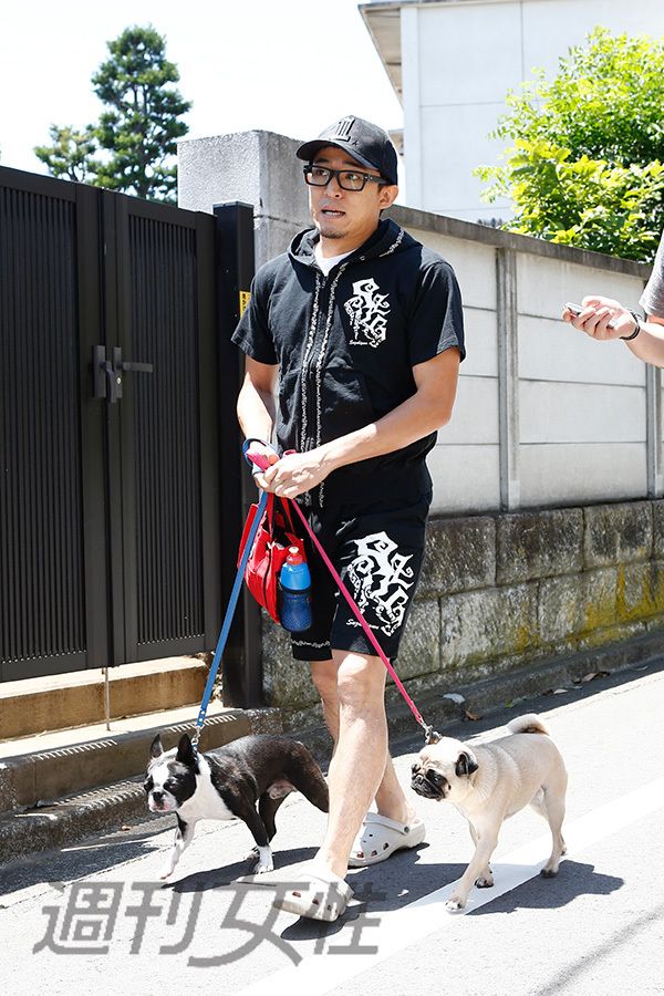  直撃時、驚いたというより、観念したような表情を見せた加藤。終始、口調は重かった