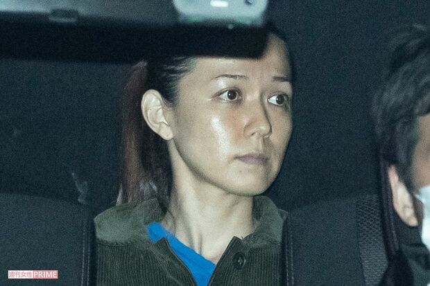5月22日、東京湾岸警察署に車で移送される小嶺容疑者
