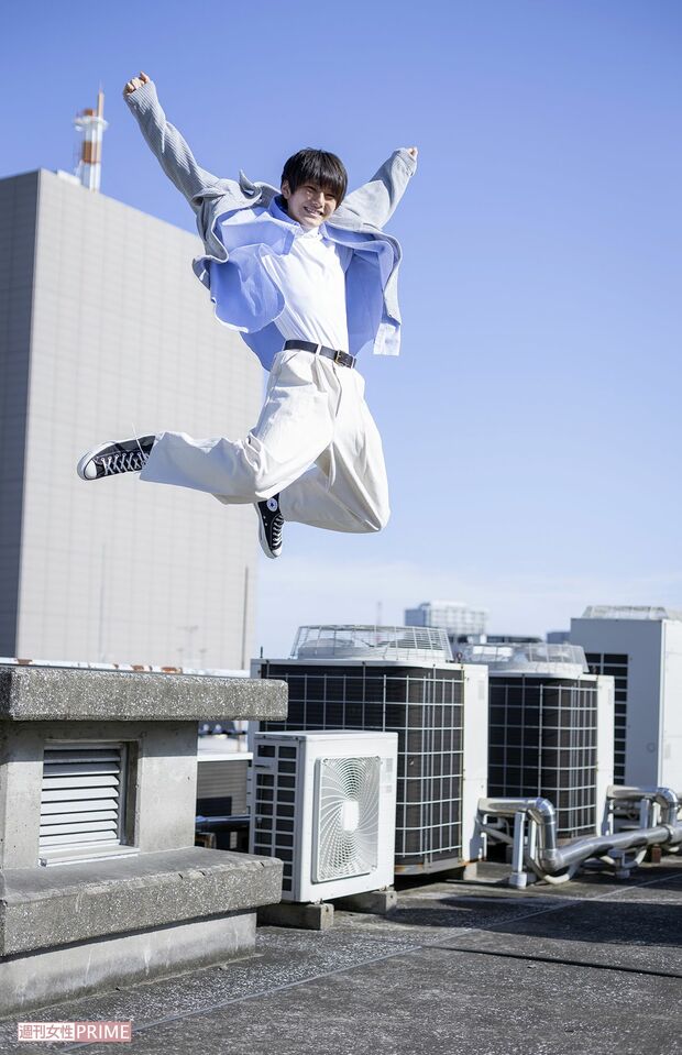 第37代ジュノンボーイ、佐藤倖斗。思いっきり青空にジャンプ　撮影／齋藤周造