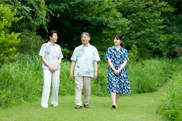 夏の恒例、静養のため那須御用邸へ。ご一家そろって敷地内を散策し、穏やかなひとときを過ごされた