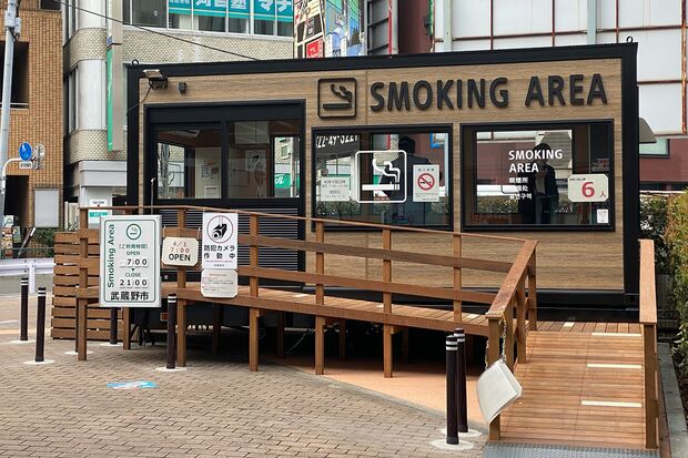 吉祥寺駅に設置された喫煙トレーラーハウスの外観