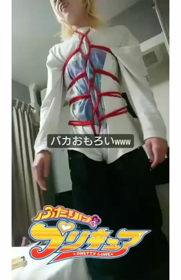 亀甲縛りをされておどける吉野被告（知人より提供）