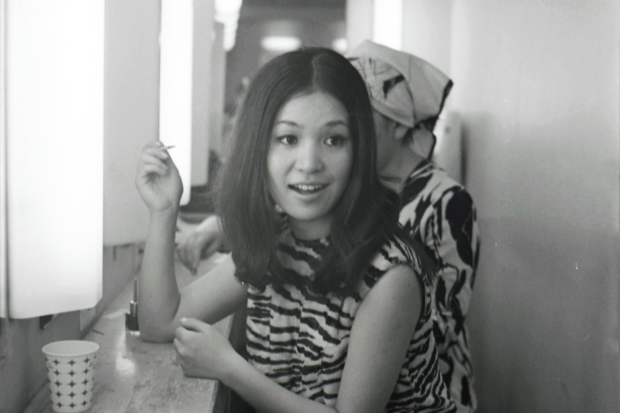 1970年2月、控室でメイク中。女優としても人気を博すようになる