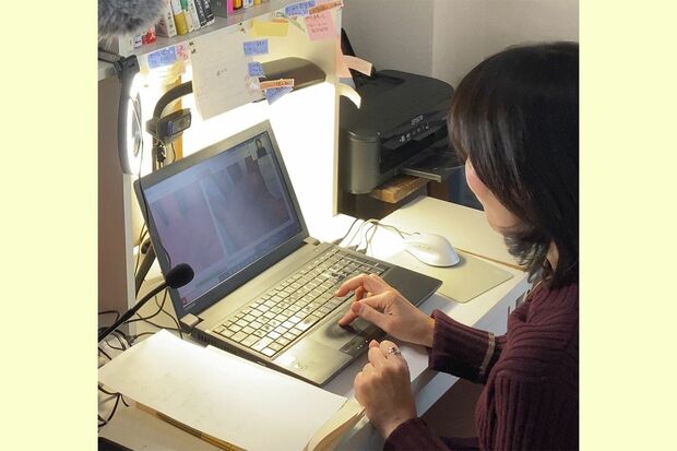 手相の個人鑑定は、すべてオンラインで行っているという國本さん。事前に送ってもらった手相の画像を画面共有しながら、占うそう