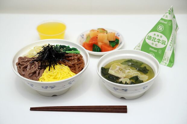 昭和60年（1985年）ビビンバ、キムチ風漬物、ゼリー、スープ、牛乳