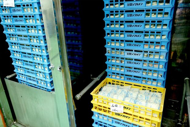 『笠間ソフトメン橋本屋』の工場に潜入(3)　40分かけて蒸気殺菌（90度）。ホカホカのソフト麺をのせた配送トラックは朝8時には出発