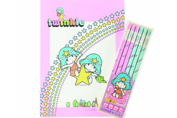 下敷き・かきかた鉛筆（三菱鉛筆）ファンシーグッズだけでなく、おもちゃや洋服、絵本などが展開されるほど支持された。「実は'18年に版権を管理する会社ができ、新たなグッズも販売されたんですよ」