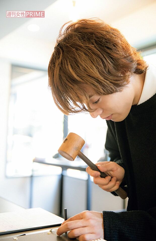 裏表紙には金づちを使ってとセルフで“刻印”に挑戦　撮影／矢島泰輔