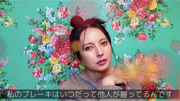 完璧主義で頑張りすぎてしまうことを語るベッキー（「ベツキイ!!!!」より）