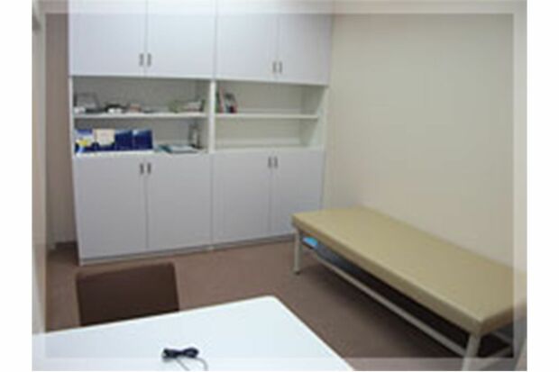 体調不良を訴える女性に対して下着を脱がせて下半身を触り逮捕された精神科医・牛見豊容疑者がわいせつ行為を行ったとみられる診察室