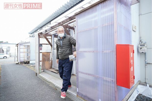 最近まで暮らしていた仮設住宅を案内してくれて（撮影／廣瀬靖士）