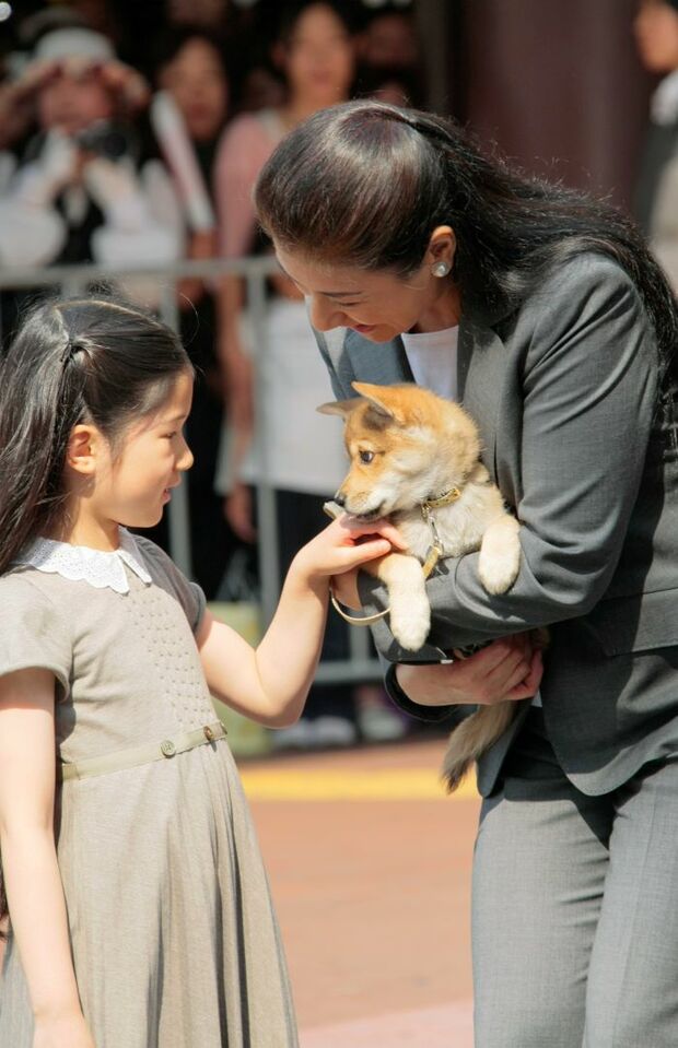 2009年春に生後2か月で引き取られた由莉。同年5月、御料牧場に向かう宇都宮駅で、初披露。雅子さまに抱かれた由莉を、そっと撫でた愛子さまは、その後に抱っこ 撮影/JMPA