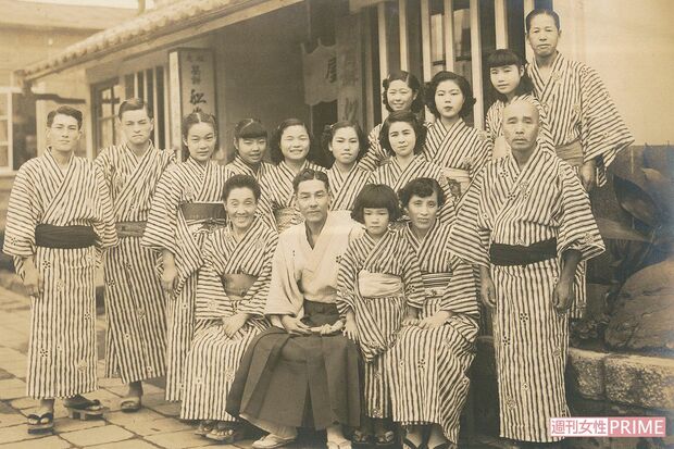 6代目の達三さんと妻の菊子さんを中心に従業員が集まる。船橋屋には、「血よりのれんは重い」という言葉があり、直系であっても継がせることができないと判断した場合は、養子を迎えてのれんを継いできた