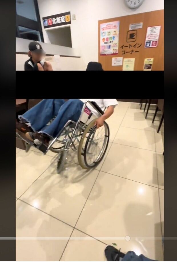 イオンの無料貸出車いすで悪ふざけをする若者たち、左にいる若者はイートインの机の上に座っている(TikTokより)