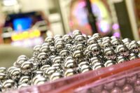 海外通販で月30万円稼ぐ主婦「100均商品、アニメグッズが数十倍に!つり革も売れ線」