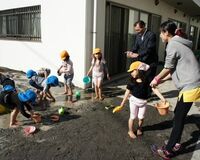 民主党議員「子どもは未来。保育士は未来を育てる専門職」