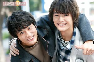 小関裕太(左)、溝口琢矢(右)　撮影／吉岡竜紀